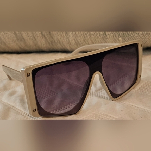 πWomens Oversized Flat Top Taupe Cream Sunglasses π - Picture 4 of 4